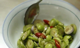 Nếu ăn nhiều cà, nhất là ăn sống, cà muối xổi có thể gây ngộ độc. Ảnh minh họa