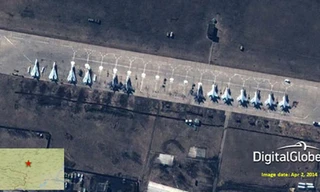 Ảnh vệ tinh chụp các chiến đấu cơ Su-27, Su-24 và MiG-31 đậu tại căn cứ Buturlinovka - Ảnh: AFP/NATO