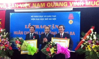 Thứ trưởng Bộ GD&ĐT Nguyễn Vinh Hiển (giữa) trao Huân chương cho Viện trưởng Lê Văn Thanh và nguyên Phó Viện trưởng Phan Văn Quế.
