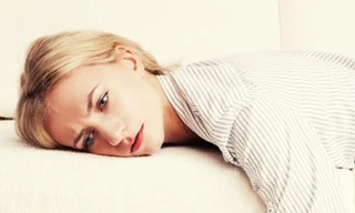 Mệt mỏi là một trong các triệu chứng cảnh báo viêm gan C - Ảnh: Shutterstock.