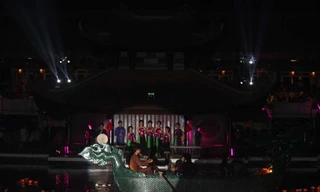 Thí sinh Hoa hậu thả đèn hoa đăng trong đêm chung khảo