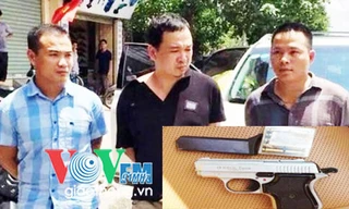 3 đối tượng cùng khẩu súng được tìm thấy trên xe.