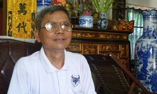 Ông Nguyễn Văn Chung - người đã gần 5 năm tình nguyện phát "Tiếng trống học ban đêm" để nhắc nhở các cháu nhỏ trong thôn Trác Bút học bài. Ảnh: Gia đình và Xã hội