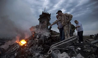 Hiện trường máy bay MH17 rơi (Ảnh: AP)