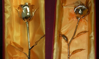 Những bông hồng mạ vàng thật có giá từ 3 triệu đến 6 triệu đồng một bông.