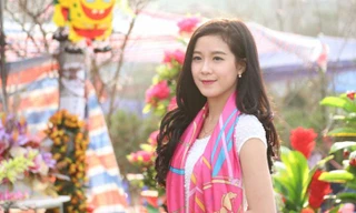 Nữ sinh duyên dáng bên hoa xuân