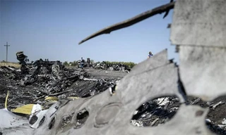 Hiện trường vụ rơi máy bay ở làng Grabovo, Ukraine (Ảnh: AFP)