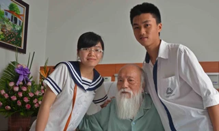 Thủ khoa Nguyễn Thu Thủy và á khoa Vương Đình Hiếu đến thăm sức khỏe thầy Văn Như Cương.