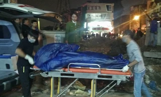 Kinh hãi xác người đội mũ bảo hiểm, dạt dưới chân cầu