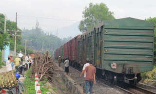 Tàu hàng HBN2 kéo theo 19 toa tàu lưu hành theo hướng Nam – Bắc bị đứng bánh.