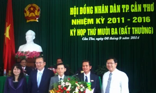 Ông Nguyễn Thanh Dũng (thứ 2, từ phải sang trái) cùng lãnh đạo TP Cần Thơ.