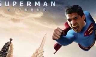 Sau cú đúp vào lưới ĐT Anh, Suarez được CĐV ví như "siêu nhân".