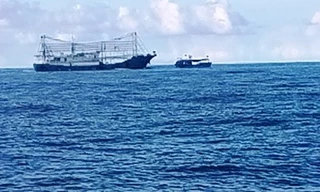 Tàu vỏ sắt Trung Quốc to lớn đang cố tình đâm tàu cá ngư dân Việt Nam (Ảnh do ngư dân cung cấp).