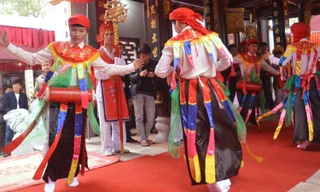 Về Triều Khúc xem trai làng giả gái múa Bồng