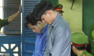 Đạt (áo xám) và Bảo trước vành móng ngựa.