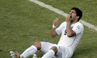 Suarez vẫn chối việc cố tình cắn Chiellini