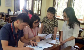 Ảnh: Thí sinh làm thủ tục dự thi đại học đợt một 