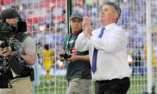 Guus Hiddink có tính cách và chiến thuật khác hoàn toàn Van Gaal