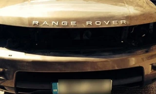 Một chiếc Range Rover bị “vặt” toàn bộ dàn đèn pha dạng LED tại Anh.