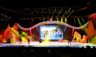 Kelly Clarkson thể hiện ca khúc A Moment Like This