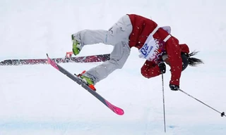  Tsubota lộn nhiều vòng trước khi ngã xuống chân dốc. Ảnh: Reuters.