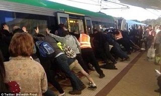 Đẩy nghiêng tàu điện giải cứu người đàn ông bị mắc kẹt