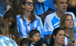 Antonella Roccuzzo và con trai Thiago trên khán đài trận Argentina-Iran