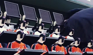 Những robot ngồi trên khán đài