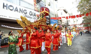 Đoàn rước “kiệu Vua” rực rỡ sắc màu hội Gò Đống Đa