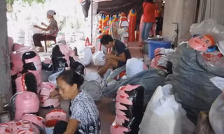 Làng sản xuất đồ chơi Trung Thu rậm rịch vào mùa