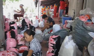 Làng sản xuất đồ chơi Trung Thu rậm rịch vào mùa