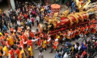 Trai tráng Đồng Kỵ chung vai rước "ông pháo"