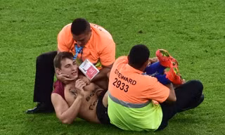 CĐV lao vào sân 'cưỡng hôn' tuyển thủ Đức giữa trận chung kết