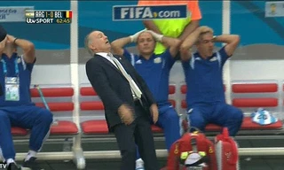 [VIDEO] HLV Alejandro Sabella suýt ngã lộn cổ vì... tiếc 