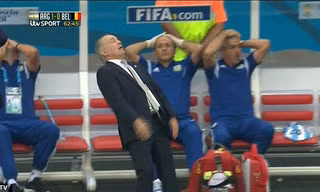 [VIDEO] HLV Alejandro Sabella suýt ngã lộn cổ vì... tiếc 