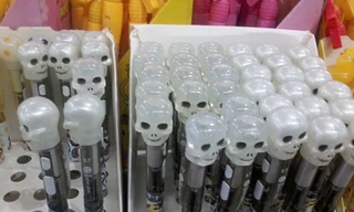 Bút hình đầu lâu.