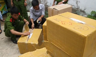 Cơ quan chức năng kiểm kê lô hàng nhập lậu.