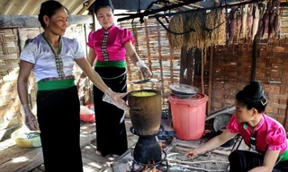 Món xôi ngũ sắc từ lâu đã được biết đến là đặc sản ẩm thực của vùng Tây Bắc. (Nguồn: Báo Ảnh/Vietnam+)