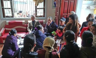 [VIDEO] Gia đình bé gái nghi bị bắt cóc mỏi mòn chờ tin con