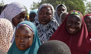 Gia đình các nạn nhân lo lắng cho con em mình. Ảnh: Reuters.