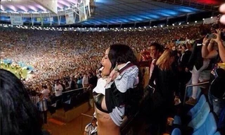 Rihanna khoe ngực ăn mừng Đức thắng Argentina