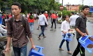 Thí sinh thuê bảng, ghế nhựa vào làm bài thi