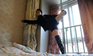 Cụ bà 68 tuổi mê... múa cột