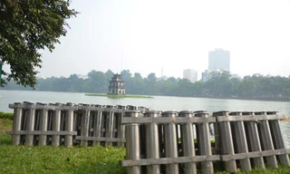 Các ống pháo hai bên bờ hồ Hoàn Kiếm đã vào vị trí.