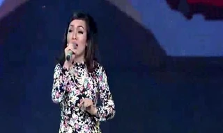 Phạm Thị Hồng Vân hát ‘Ai khổ vì ai’