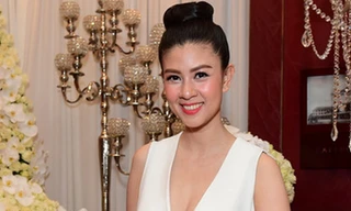 Kim Thư gợi cảm với áo xẻ cổ sâu