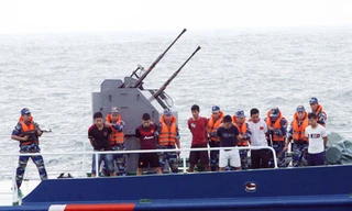 [ẢNH] Cảnh sát biển đột kích tàu cướp, khống chế đối tượng