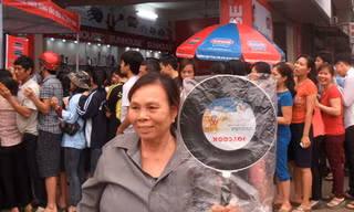 Toát mồ hôi chen chân mua hàng giảm giá