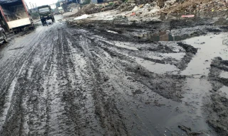 Doanh nghiệp xả thải ra đường khiến việc đi lại, sinh hoạt của của người dân cùng hàng nghìn người lao động ảnh hưởng nặng nề