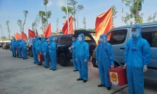 Các chiến sỹ quân đội chuẩn bị xuất phát đưa các hòm phiếu đến trung tâm cách ly